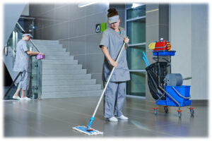 עובדת נקיוןמנקה את הרצפה