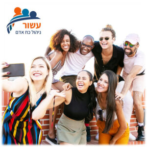 עובדים זרים בתמונת סלפי משותפת