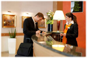 פקידת קבלה במלוןמטפלת בלקוח