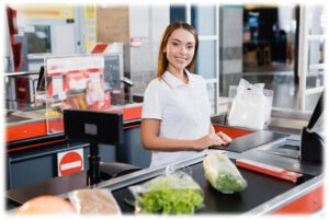 קופאית בסופרמרקט